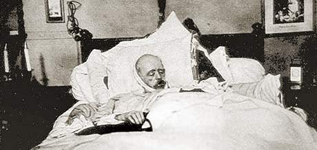 Otto von Bismarck na smrtelné posteli. (31. ervence 1898)