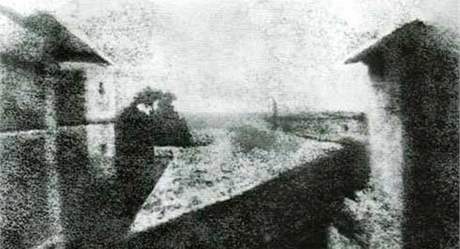 První snímek v djinách fotografie: pohled z okna pracovny ve francouzské vesnici Saint-Loup-de-Varennec. (erven nebo ervenec 1827)