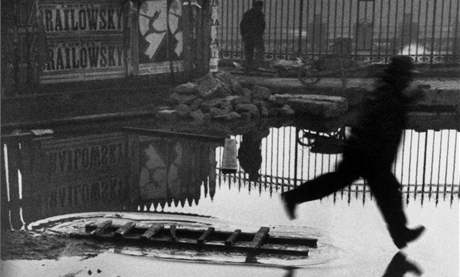 Slavná momentka poízená za paíským nádraím Saint-Lazare. (1932)