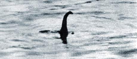 Údajná píera Nessie vyfocená v Loch Ness, druhém nejvtím jezeru ve Skotsku. (duben 1934)