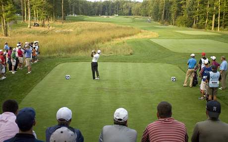 Tiger Woods, odpal na Deutsche Bank Championship 2010.