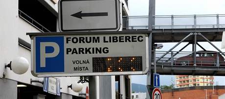 Parkovací dm v obchodním domu Forum v Liberci.