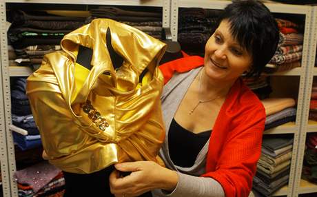 Spolumajitelka salonu Gaia Jaroslava Nováková pipravuje modely na nedlní pehlídku.  
