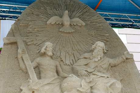 ást nejznámjí olomoucké památky, Sloupu Nejsvtjí Trojice, je nyní na Horním námstí v podob obí pískové sochy.