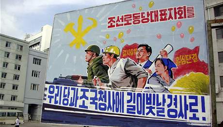 Plakát na severokorejské ulici propaguje historický sjezd Korejské strany práce