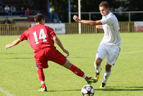 Divizní fotbalisté HFK Tebí (v erveném) porazili 2:1 druholigové 1. SC Znojmo.