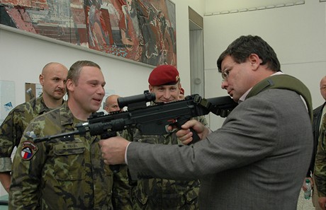 Ministr obrany Alexandr Vondra si pi nvtv vyzkouel nov typ ton zbran.