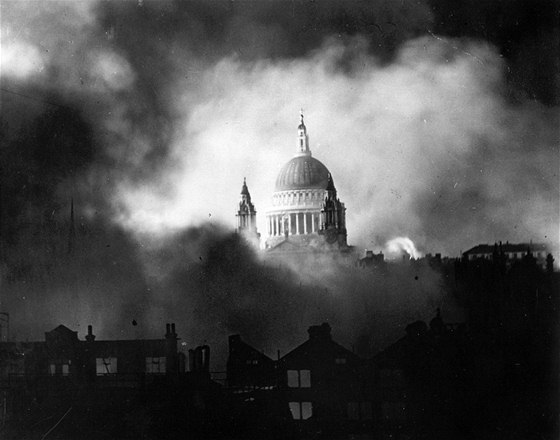 Katedrála sv. Pavla obklopená kouřem hořících londýnských budov. (29. prosince 1940)
