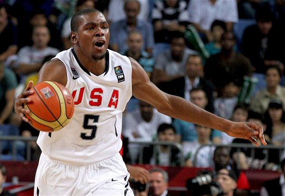 Kevin Durant z týmu USA se ene do útoku v duelu s Angolou.