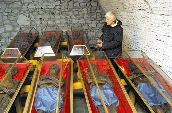 Mumie v klatovských katakombách potebují nutn rekonstrukci. Kvli skandálu s rozdlováním eurodotací ale byla odloena na neurito.