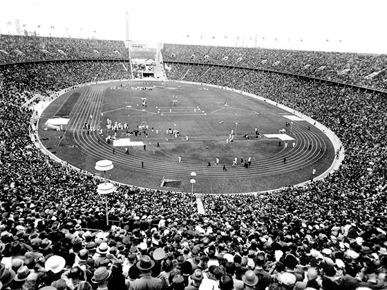 Do posledního místa zaplnné tribuny berlínského stadionu sledují Hry v roce 1936