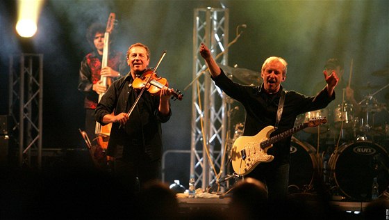 Karel Holas (vlevo) a František Černý při koncertu Čechomoru na nádraží v Ústí nad Labem.