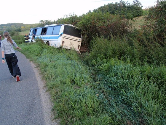 Pt lidí bylo zranno pi nehod autobusu na silnici mezi obcemi Silvky a Mlany na Brnnsku (6. záí 2010)