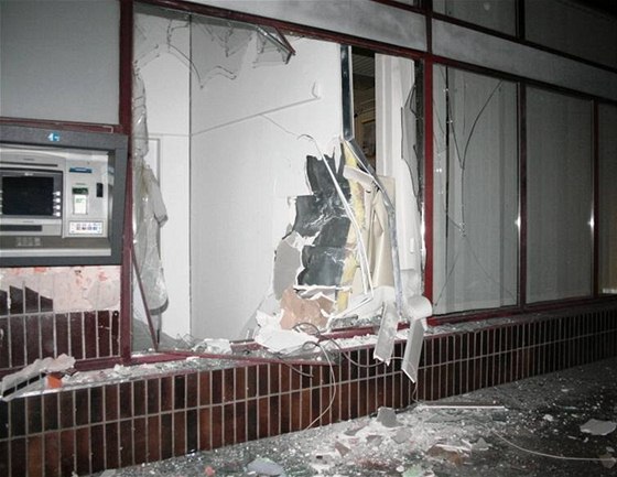 Zlodji ve Velké nad Velikou vytrhli bankomat eské spoitelny ze zdi autem