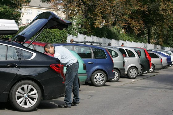 Situace s parkováním u Dětské nemocnice v Brně je podle rodičů katastrofální,...