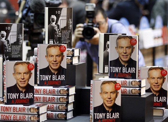 Pamti Tonyho Blaira v jednom z londýnských knihkupectví (1. záí 2010)