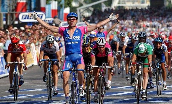 Ján Svorada triumfuje v etap Tour de France.