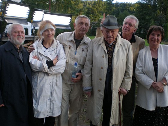 Otakar Vávra se seel s tvrci Romance pro kídlovku kameramanem Barlou, herci Cigánovou, Hanzlíkem a Kantorkovou i se svým ákem Jiím Menzelem.