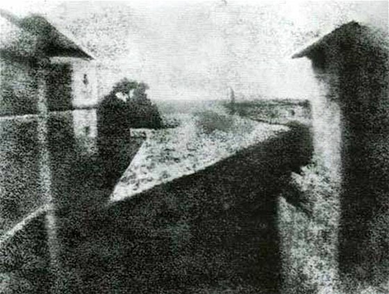 První snímek v djinách fotografie: pohled z okna pracovny ve francouzské vesnici Saint-Loup-de-Varennec. (erven nebo ervenec 1827)