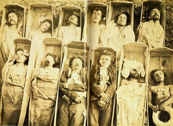 Mrtví komunardi v rakvích popravení pi povstání v Paíi. (21. kvtna 1871)