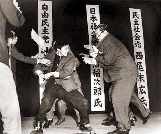 Vrada pedsedy japonských socialist Inejiro Asanumy. (12. íjna 1960)