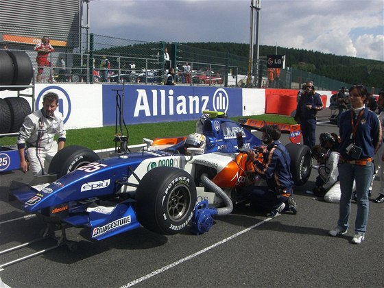 Adrian Zaugg a tým Trident krátce ped startem závodu GP2 