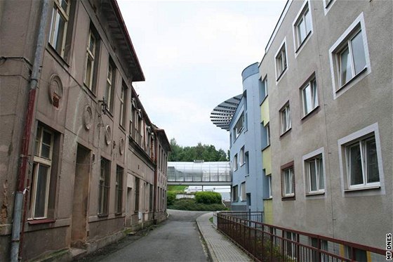 Zchátralou nemocnici v Náchod (na snímku) eká rekonstrukce, nkteré pacienty odbaví v Rychnov.
