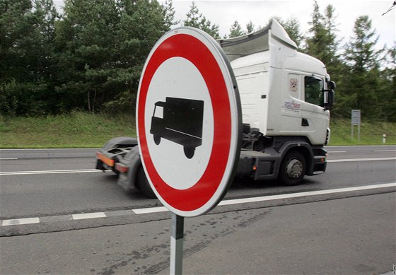 Znaka zákazu vjezdu pro nákladní vozidla u obce Boislav, který idii kamion poruují.