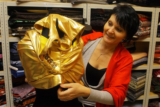 Spolumajitelka salonu Gaia Jaroslava Nováková pipravuje modely na nedlní pehlídku.  