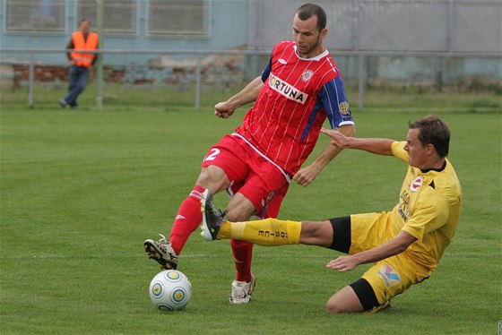 Brnnský Frantiek Díal (vlevo) v souboji s rosickým Pikalem.