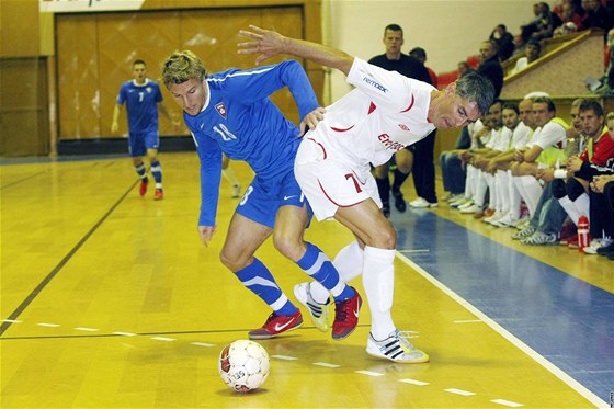 Chrudimský futsalista Veselovský (vpravo) v souboji s Popelkou z Tanga Brno.