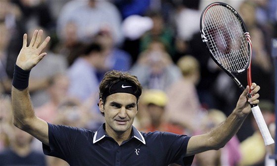 Roger Federer zdraví diváky po výhe nad Jürgenem Melzerem.