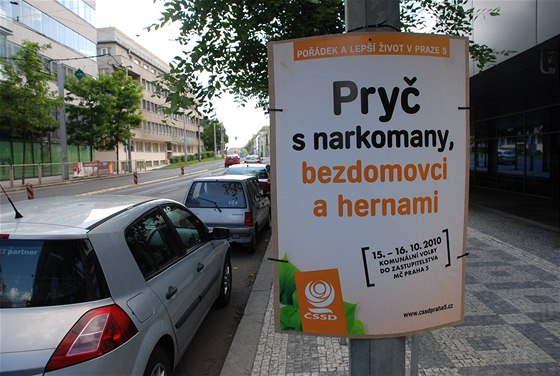 Plakáty ČSSD slibující vymýcení bezdomovců a narkomanů zaplavily ulice Prahy 5.