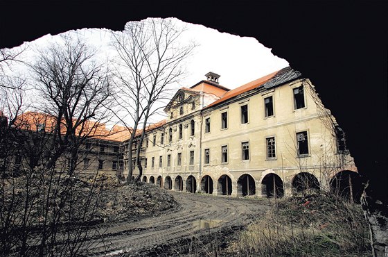 Chátrající zámek Bu�t�hrad na Kladensku