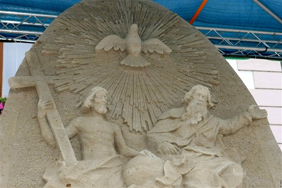 Část nejznámější olomoucké památky, Sloupu Nejsvětější Trojice, je nyní na Horním náměstí v podobě obří pískové sochy.