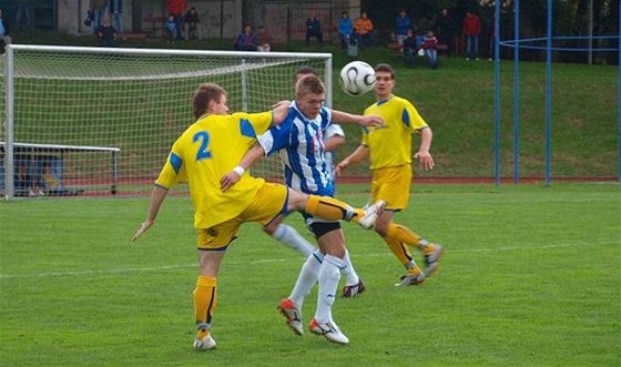 Fotbalisté Jiskry Domalice (v pruhovaném) porazili v divizním derby Senco Doubravka 3:1.