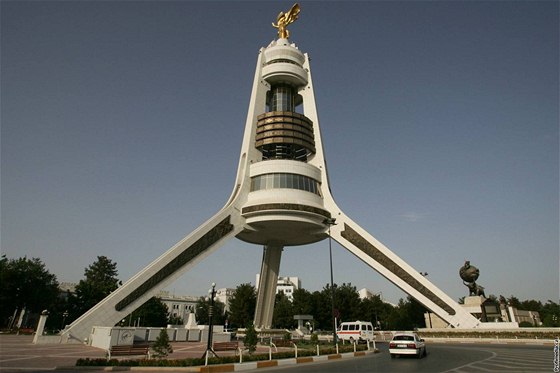 Monument v centru Agabatu, ze kterého nechal nový prezident sundat zlatou sochu diktátora Nijazova