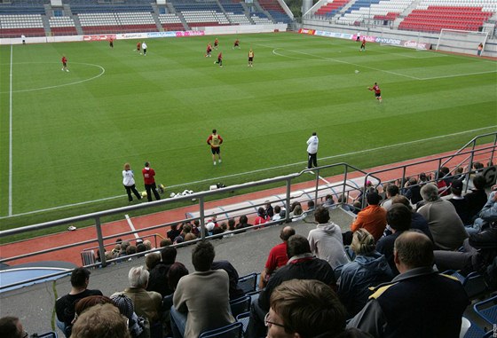 eská fotbalová reprezentace trénuje na stadionu olomoucké Sigmy. Tréninku v ochozech pihlíelo asi dva a pl tisíce divák.