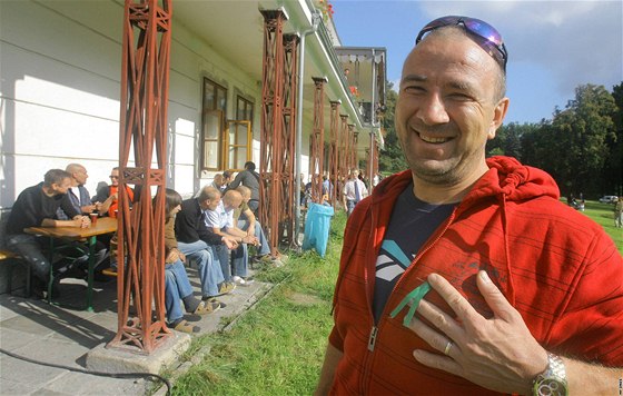 Jednou za 2 roky se v psychiatrické léebn ervený Dvr scházejí lidé, kteí se tu léili ze závislostí - na snímku Martin Linet, který pijel ze ttí v severních echách. Abstinuje 15 let.