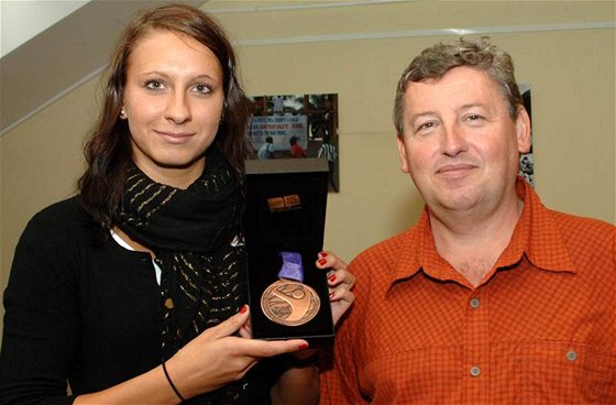 Plavkyn Barbora Závadová s bronzem z olympiády mládee. Vpravo její trenér Vítzslav Hartmann