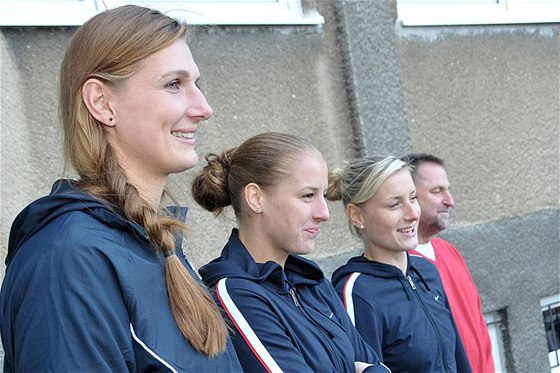 Ilona Burgrová, Kateina Elhotová a Kateina Bartoová (zleva) spolen s trenérem Luborem Blakem na setkání s prváky