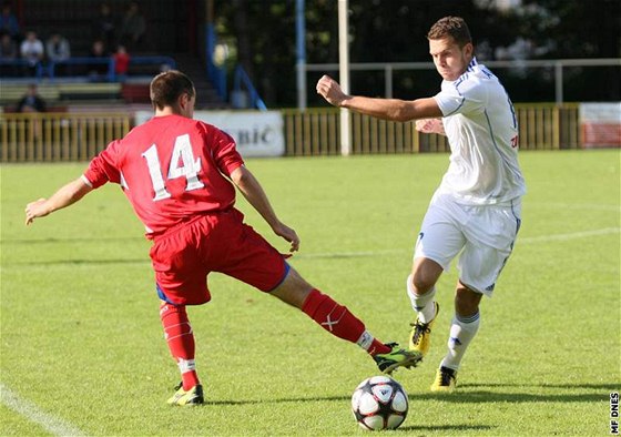 Divizní fotbalisté HFK Tebí (v erveném) porazili 2:1 druholigové 1. SC Znojmo.