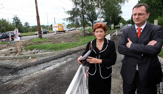 Premiér Petr Neas a zlínská primátorka Irena Ondrová si prohlíejí opravu silnice ze Zlína do Otrokovic.