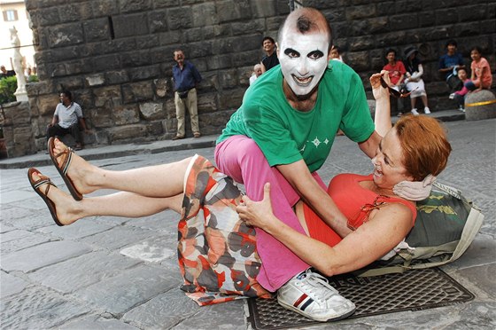 Simona Staová si na florentském námstí vystihla etudu s pouliním klaunem za aplausu davu turist 