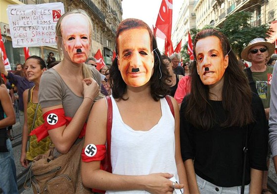 Francouzi vyrazili do ulic protestovat proti protiromským opatením. Sarkozyho ztvárnili jako Adolfa Hitlera.