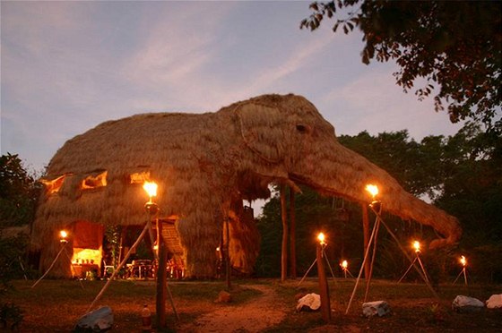 Na okraji pírodní rezervace Yala na Srí Lance stojí dvoupodlaní stavba, která se naprosto vymyká zaitým pedstavám. Dm má tvar obrovského slona a mí 12,2 metru.