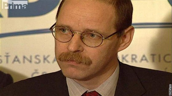 Bývalý námstek ministra obrany Jaroslav Kopiva skonil poté, co se provalila aféra s domlouváním provize za finské minomety.