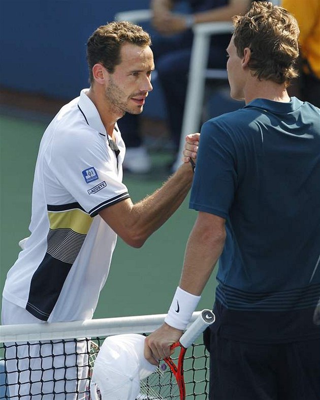 NEZBÝVÁ NE� POBLAHOP�ÁT. Tomá� Berdych (zády) gratuluje Michaelu Llodrovi k vít�zství.