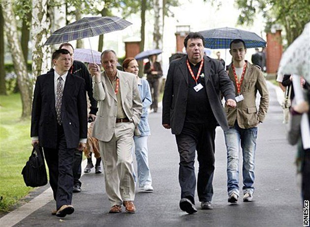 T�iapadesátiletý Pavel Melounek (druhý zprava) zem�el ve st�edu.