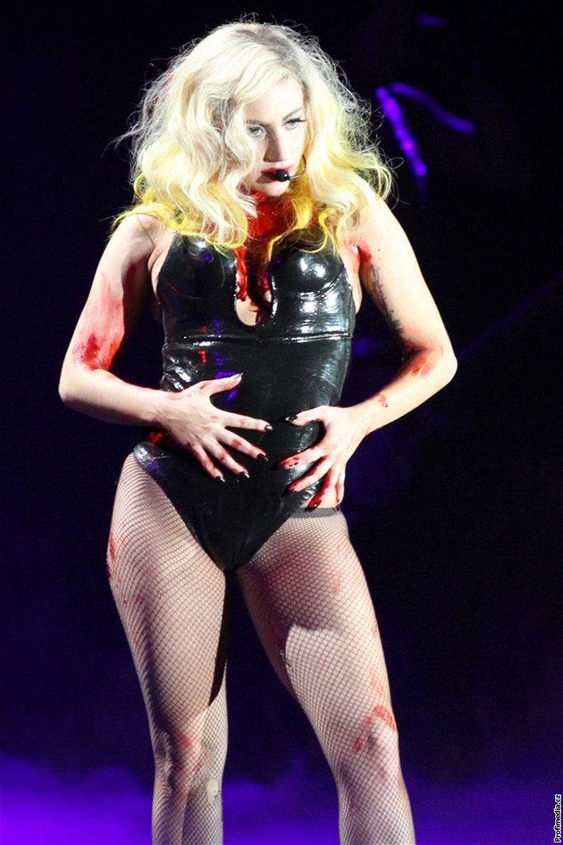 Lady Gaga tančí při vystoupení potřísněná krví